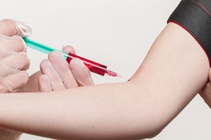 Kentfield CA phlebotomist drawing blood from patient